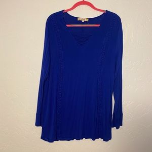 Araxa blouse with embroidery in front, size 2X.